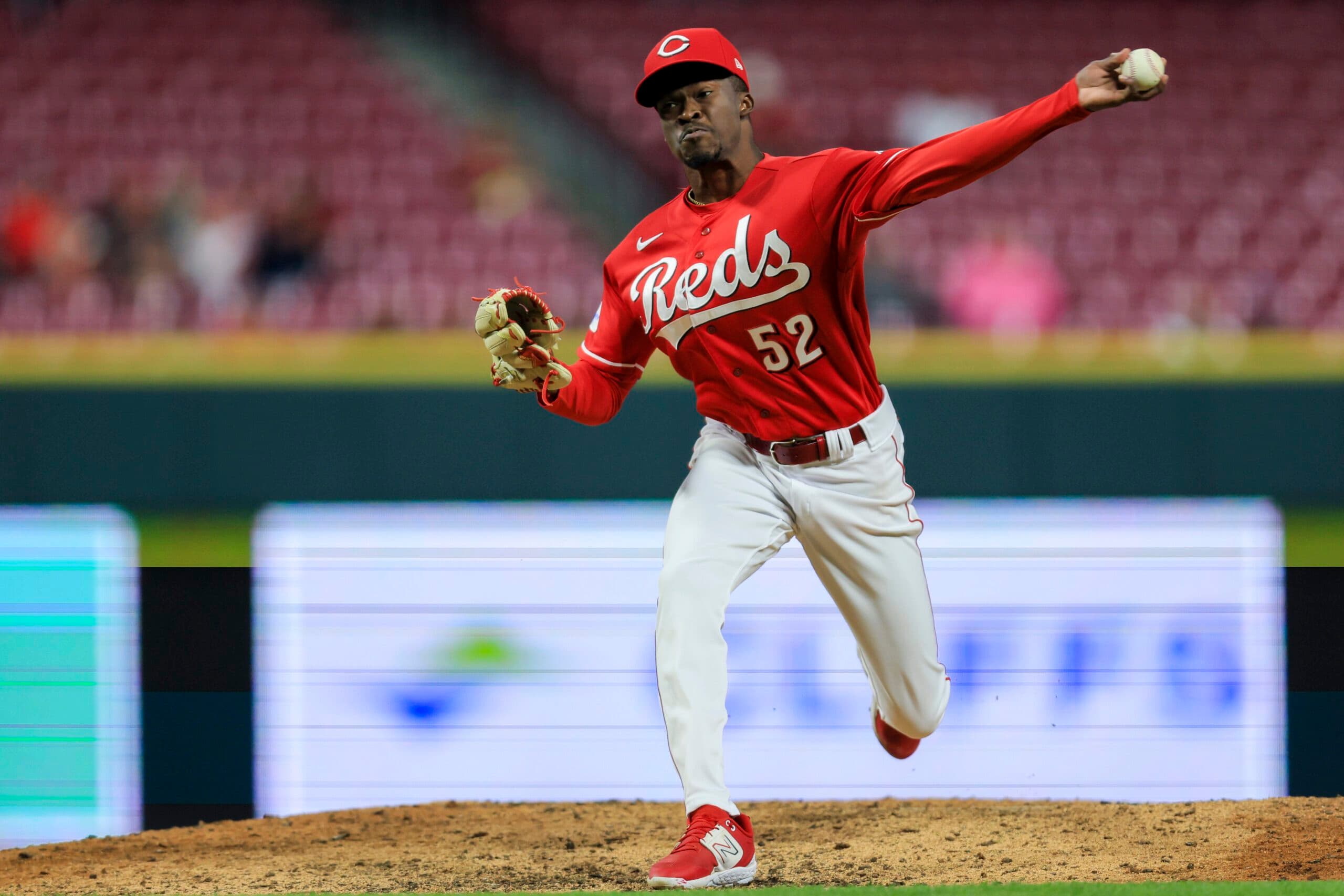 Winter Ball: Tigres del Licey sign P Reiver Sanmartín; Estrellas Sign Ernesto Martinez; Yoelkis Guibert to Boer;