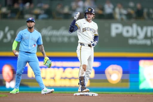 Brewers capitalize on three straight bunts to score go-ahead run in 2-1 win over Blue Jays