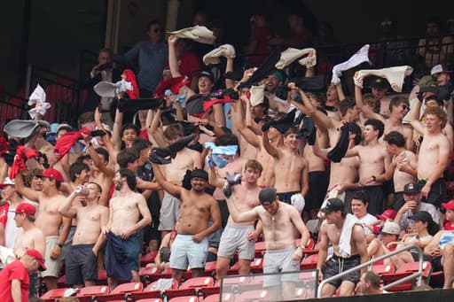 Cardinals manager Marmol buys tickets for fans to continue shirtless revelry at Busch Stadium
