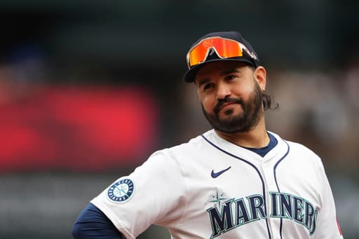 Eugenio Suárez and the Reds agree to a $15 million, 1-year contract, AP sources say