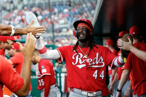 Reds’ Elly De La Cruz tries on manager Terry Francona’s glasses in lighthearted moment