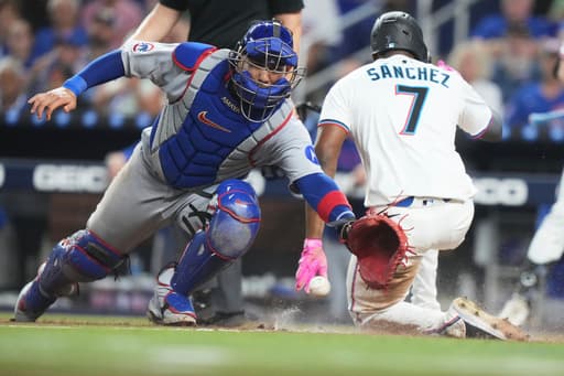 Cubs catcher Miguel Amaya leaves game vs. Reds due to left oblique strain