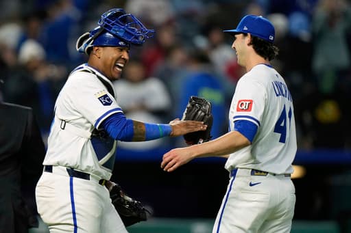 Cole Ragans strikes out 11 as the Royals beat the sloppy Twins 3-0