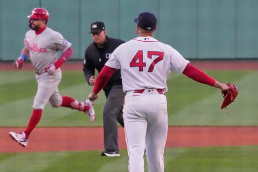 Schwarber homers for 5th straight game, Mattingly earns 900th win as Phillies beat Red Sox 2-1