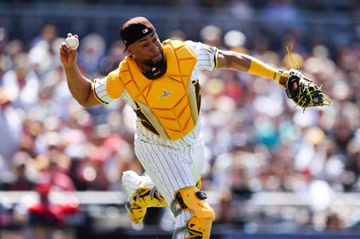 Royals agree to minor league deal with veteran catcher Elias Díaz