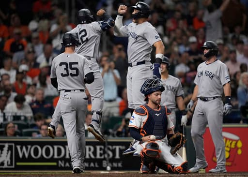 Lee leads Giants against the Cardinals after 4-hit game