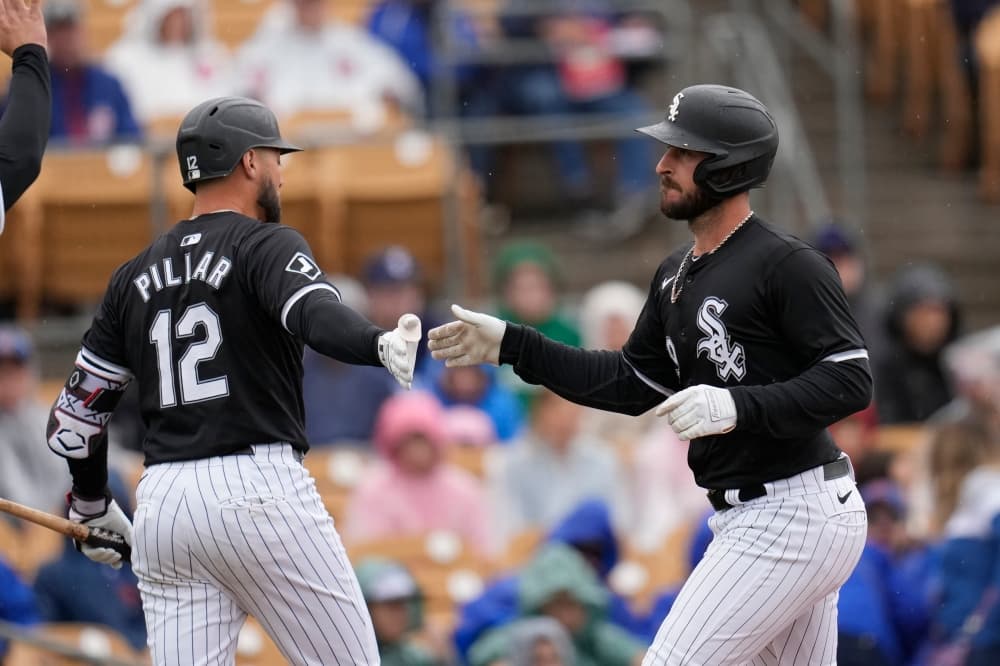 White Sox release infielder Mike Moustakas and outfielder Kevin Pillar