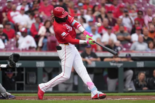 De La Cruz and Burns power the Reds to a 7-2 victory over the Rockies