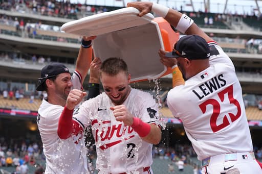 Kody Clemens hits a walk-off grand slam with 2 outs in the 9th to send the Twins past the Royals 4-3