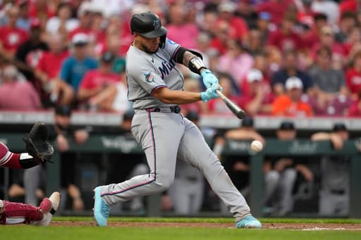 Marlins extend road winning streak to 11 with 12-2 win over Reds