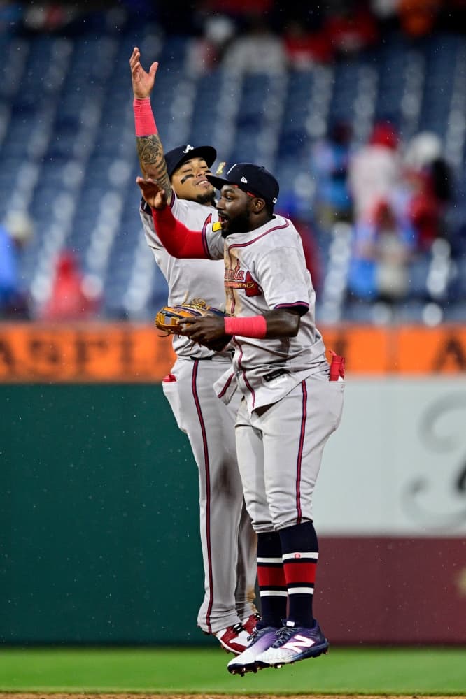 Braves record 19 hits in 12-4 win over Phillies