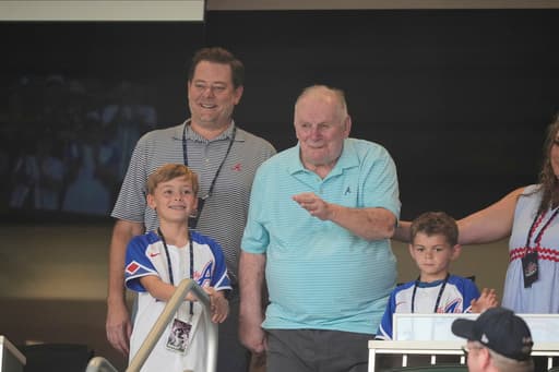 Hall of Fame manager Bobby Cox is cheered in 30-year celebration of Braves’ 1995 World Series title