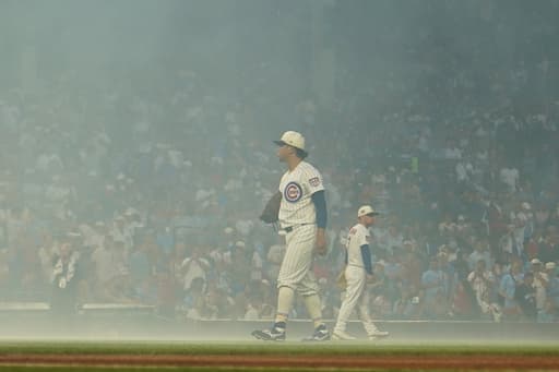 Cubs fans sing `Take Me Home, Country Roads’ during fog delay at Wrigley Field