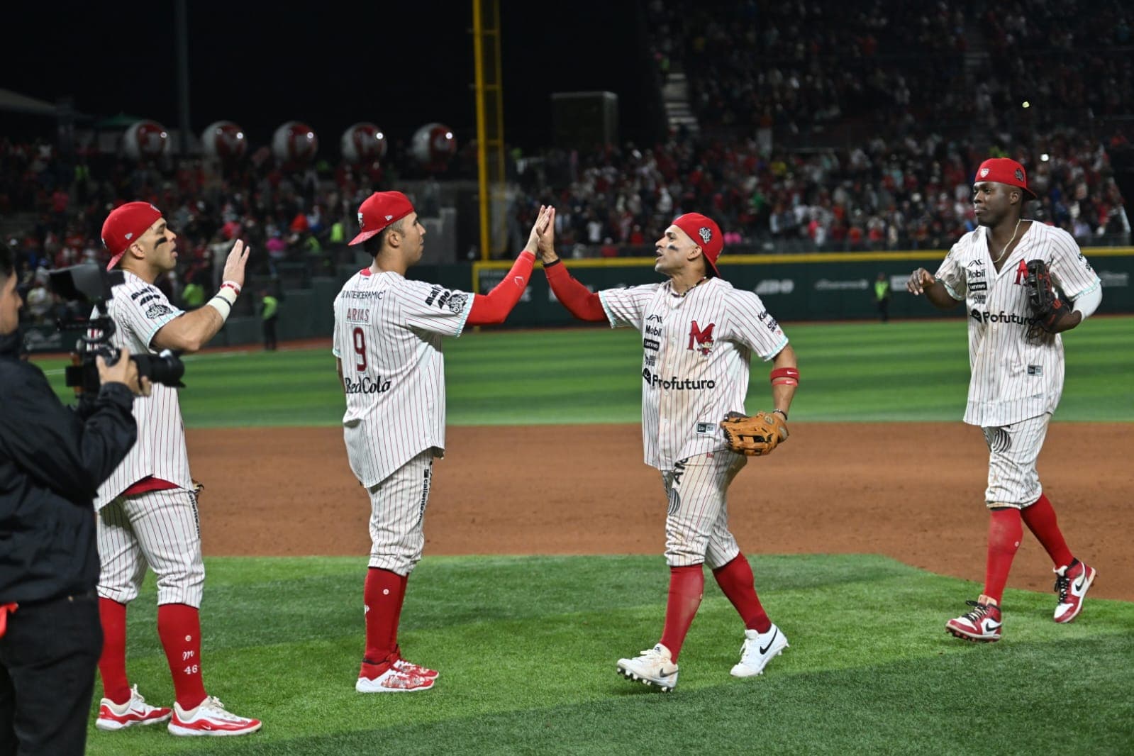 Serie del Rey: Diablos Rojos del Mexico Explode For 14 Runs in Game One