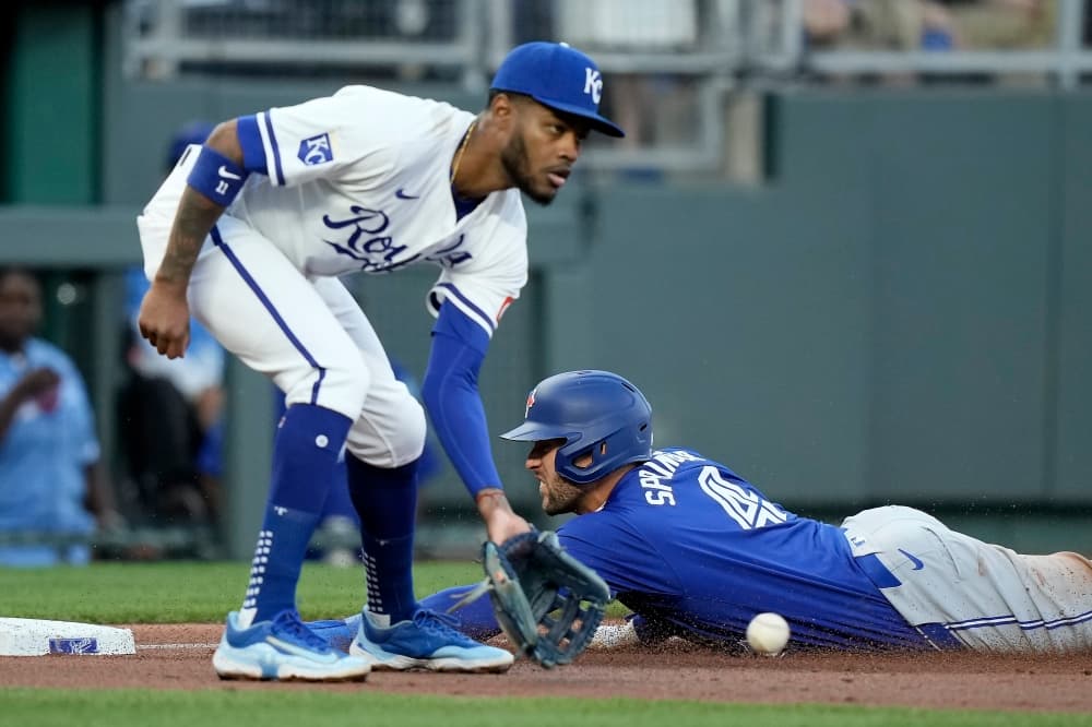 Witt’s 2-run double after a costly Blue Jays error sends Kansas City to a 3-2 win over Toronto