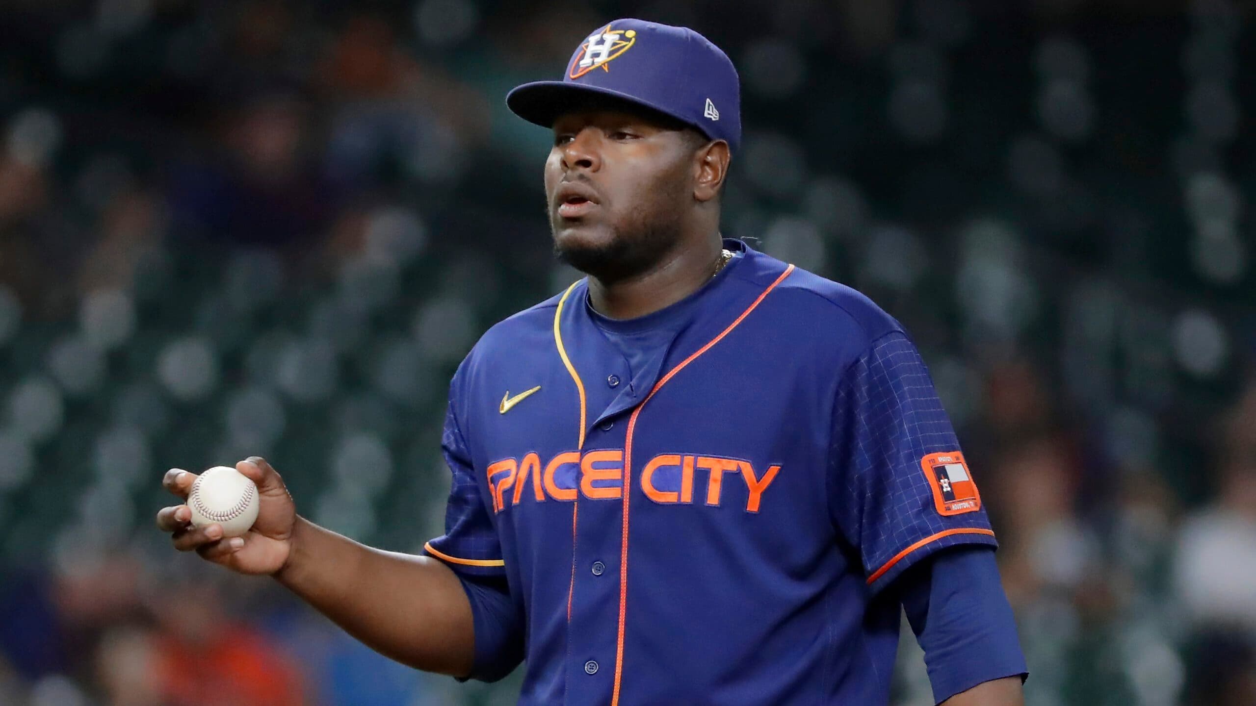 Astros bring back veteran reliever Hector Neris