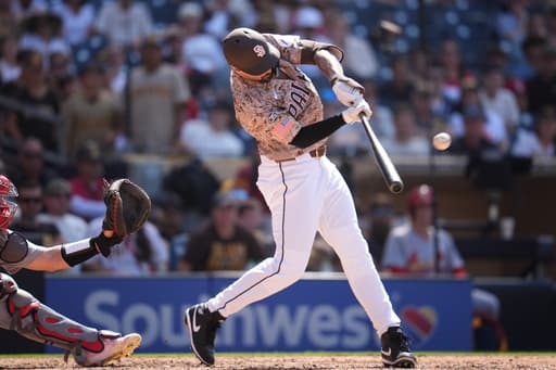 Castellanos hits tying homer in 9th and Machado delivers in 10th as Padres rally past Cardinals 3-2