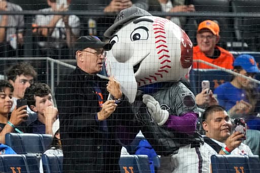 Weaver escapes bases-loaded jam against former team, Mets beat Yankees 6-3 to even Subway Series