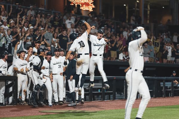 NCAA Tournament: Oral Roberts Knocks Off Dallas Baptist 6-5 to Advance to Super Regional
