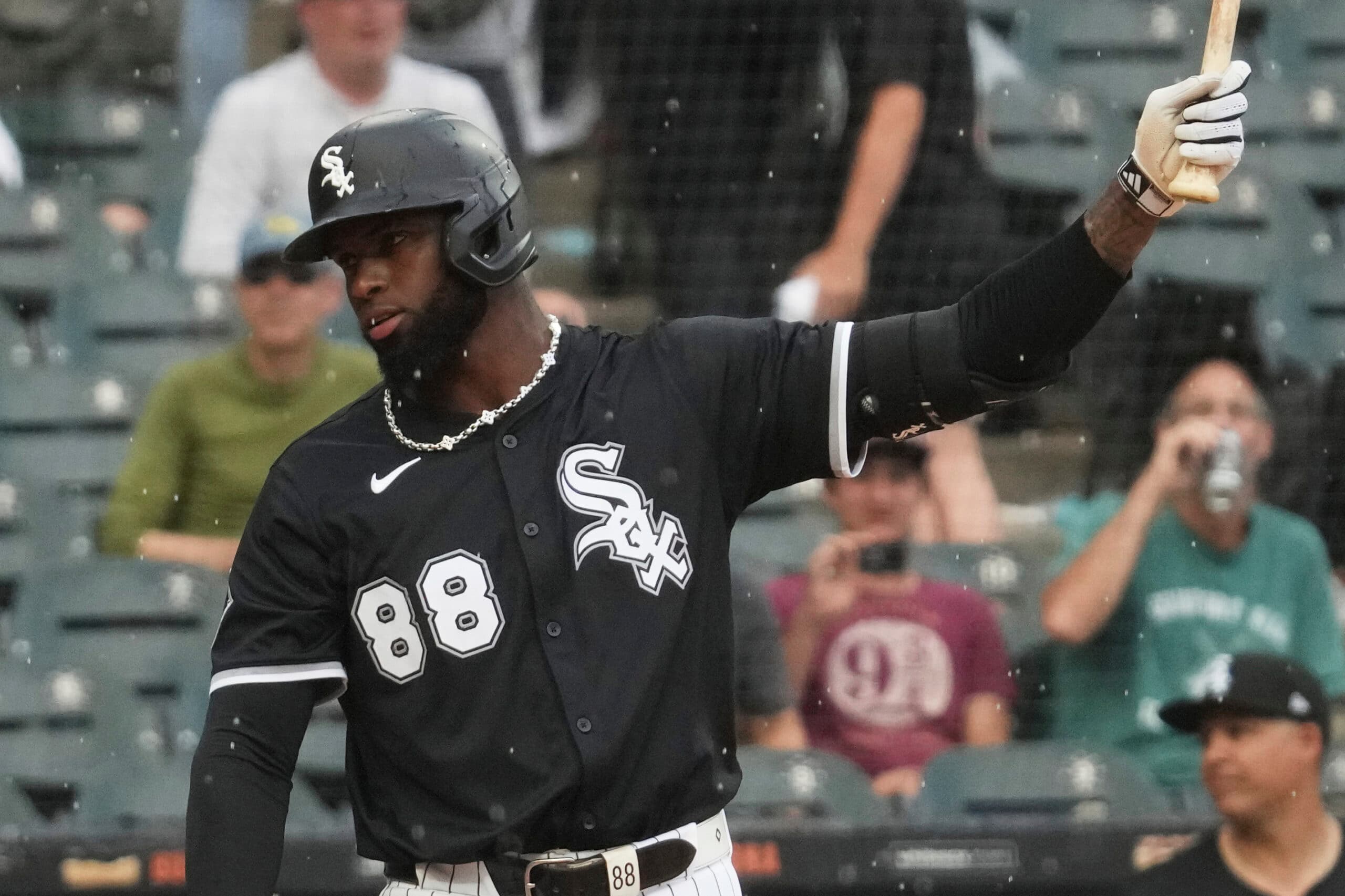 White Sox place outfielder Luis Robert Jr. on injured list and reinstate pitcher Jonathan Cannon