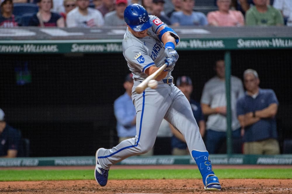 Royals’ Hunter Renfroe fractures left big toe after fouling off 2 pitches from Carlos Rodón
