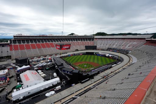 History! Braves and Reds play the MLB Speedway Classic at Bristol Motor Speedway