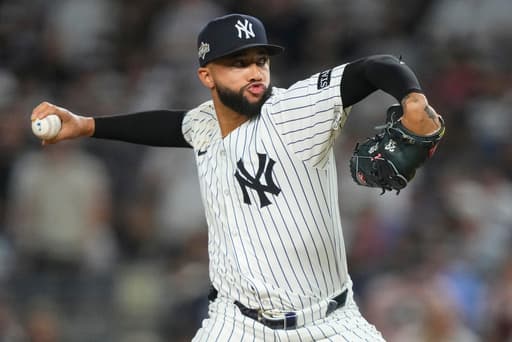 Mets agree to contract with free agent reliever Devin Williams, AP source says