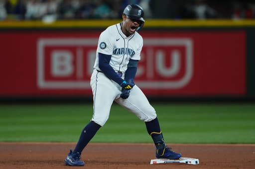 Yesavage sets Blue Jays postseason record with 11 Ks, Toronto thumps Yankees 13-7 in Game 2 of ALDS