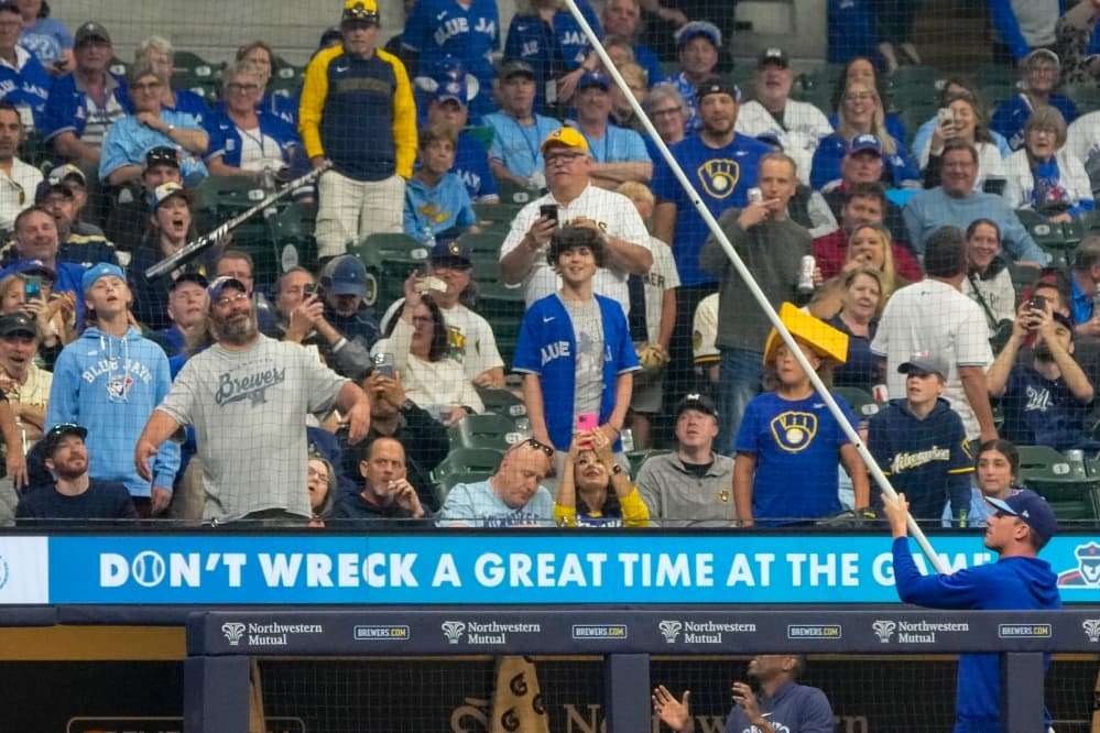 Vladimir Guerrero Jr.’s bat gets stuck in protective netting for 2 innings