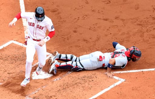 Cardinals’ catcher Iván Herrera leaves against Red Sox with apparent left leg injury