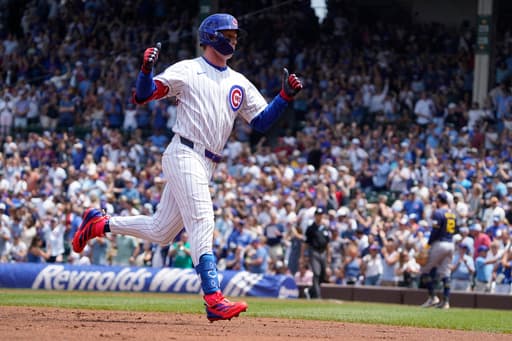 Fan climbs netting at Wrigley Field to retrieve Sal Frelick’s bat