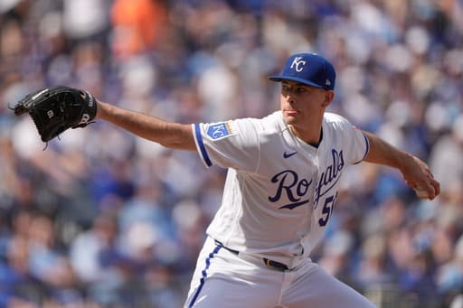 Royals use rare long ball to defeat the Twins 3-1