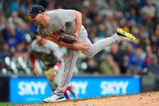 Veteran reliever Liam Hendriks agrees to a minor league deal with the Cubs, AP source says