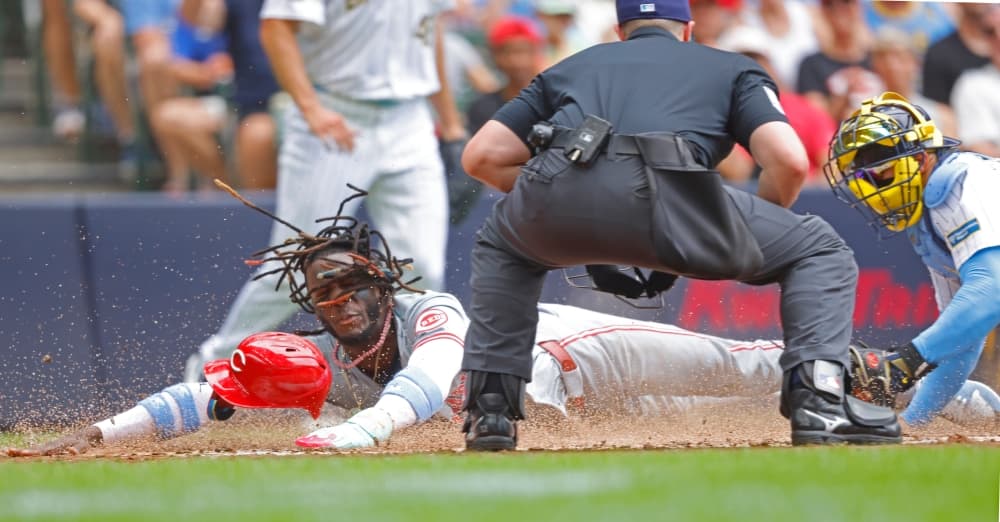 Reds’ Elly De La Cruz scores all the way from second when pickoff throw goes into outfield