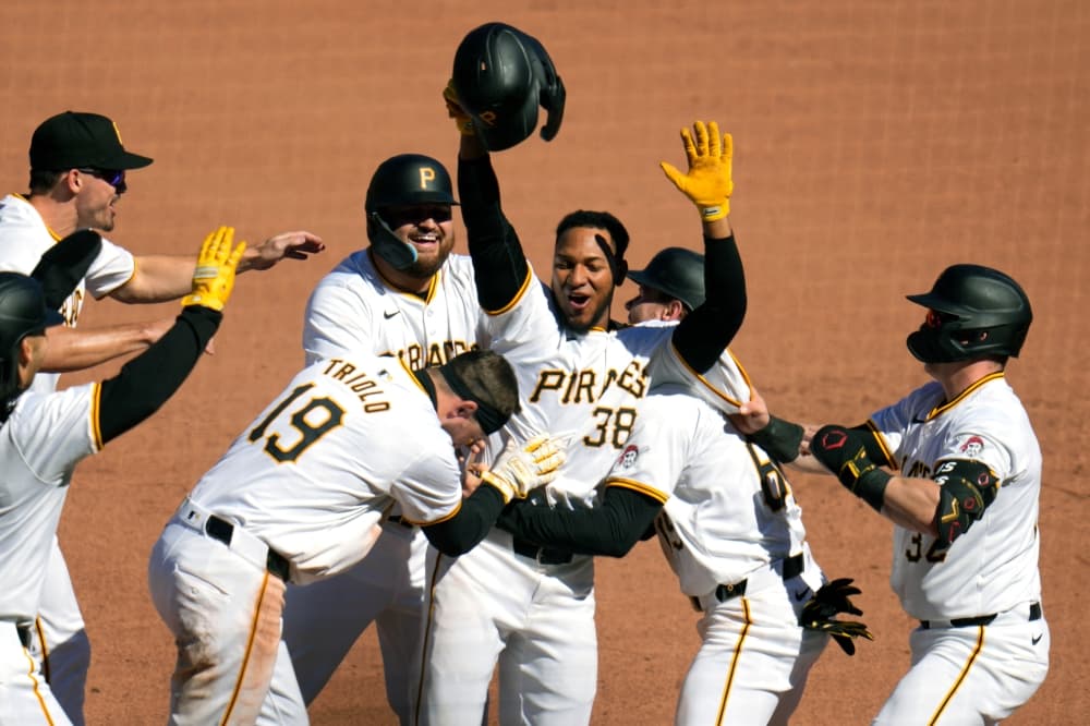 Orioles’ error allows for two late runs and the Pirates come away with a 3-2 victory.