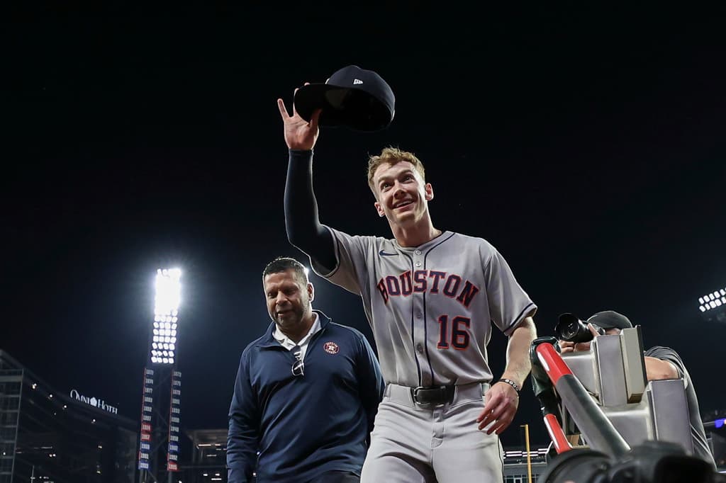 Title: Astros Braves Baseball Image ID: 25256111387661 Article: Houston Astros' Zach Cole (16) salutes the crowd after a baseball game against the Atlanta Braves, Friday, Sept. 12, 2025, in Atlanta. (AP Photo/Colin Hubbard)
