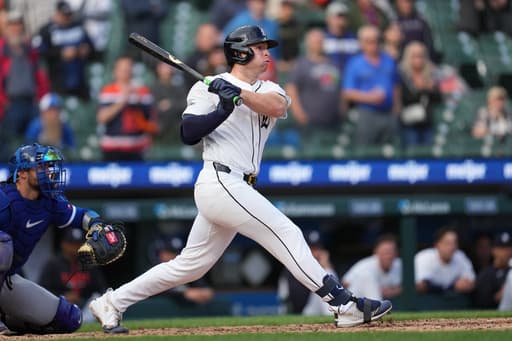 Tigers extend win streak to 6 by rallying in 9th for rain-delayed 10-9 victory over Royals