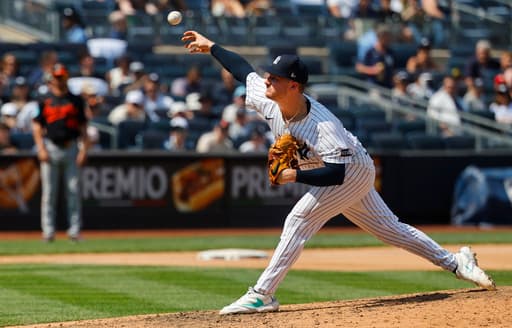Schmidt flirts with no-hitter as Yankees dominate Orioles 9-0