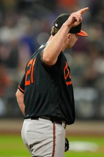 Baltimore Orioles' Pete Alonso salutes the crowd after hitting a solo home run during the ninth inning of a baseball game against the New York Mets, Tuesday, Sept. 15, 2026, in New York. (AP Photo/Seth Wenig) (AP Photo/Seth Wenig)