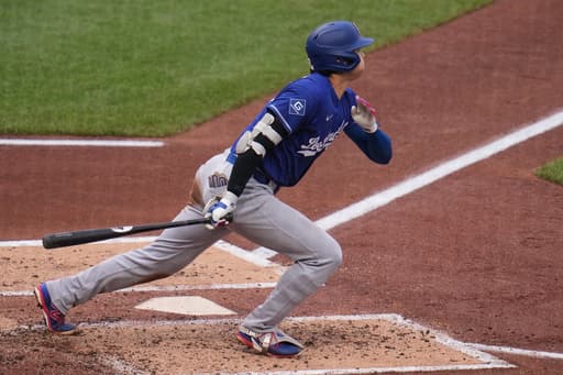 Ohtani homers, leaves game with left knee inflammation in Dodgers’ 8-6 win over Pirates