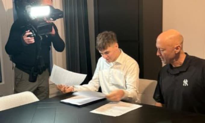 Yankees Sign Dutch Pitcher Tijn Fredrikze