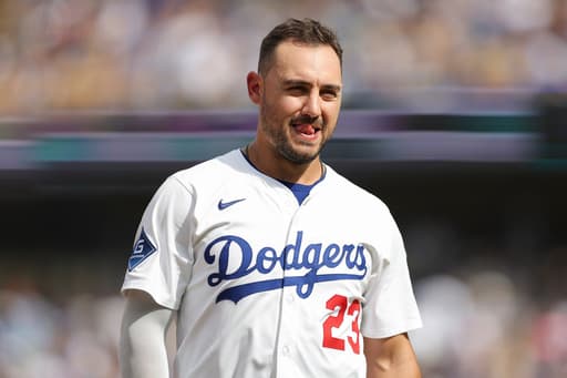 Outfielder Michael Conforto agrees to a minor league deal with the Chicago Cubs