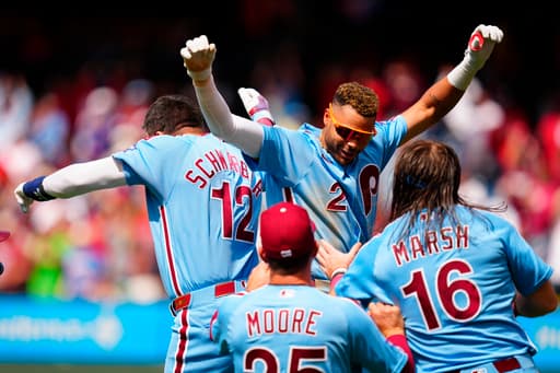 Phillies rally in the 9th inning to beat the Giants 3-2 in the first game of a doubleheader