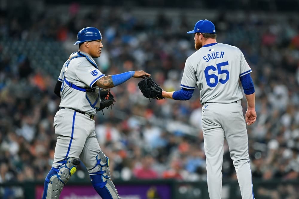 Royals C Salvador Perez scratched from game against Blue Jays because of tight back