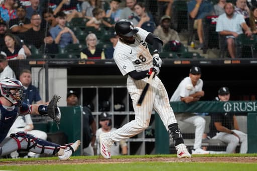 White Sox center fielder Luis Robert Jr. leaves game vs. Royals due to left hamstring soreness