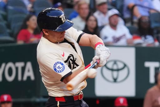 Rangers’ slumbering bats come alive in 11-1 victory over Cardinals
