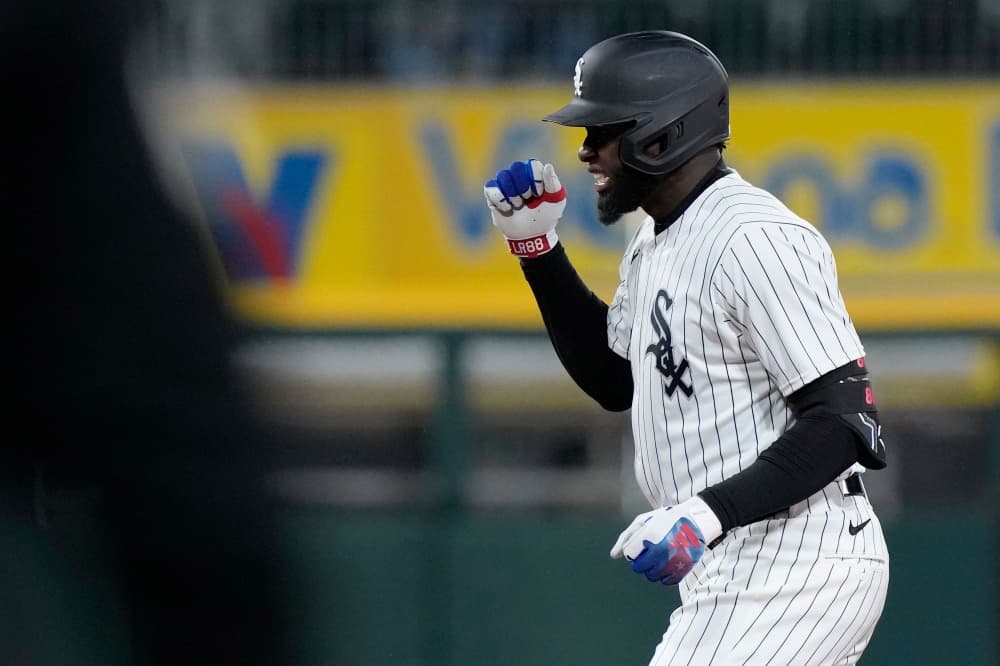White Sox OF Luis Robert Jr. leaves game with hip flexor injury