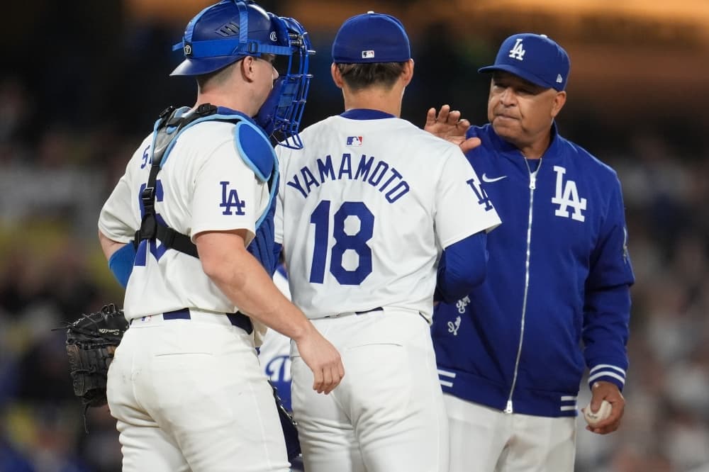 Dodgers manager Dave Roberts gives 3B Kiké Hernández a pass on fielding error during TV interview