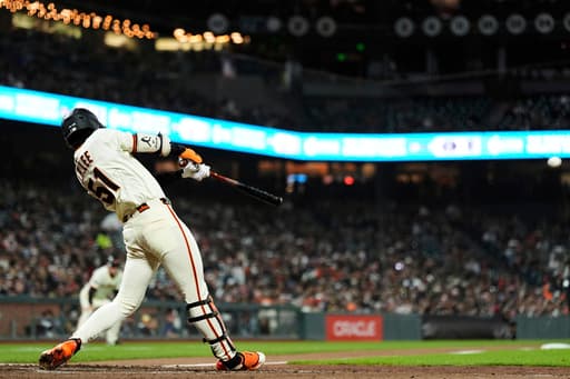 Wilmer Flores hits go-ahead homer and Jung Hoo Lee adds RBI triple as Giants beat Brewers 5-2
