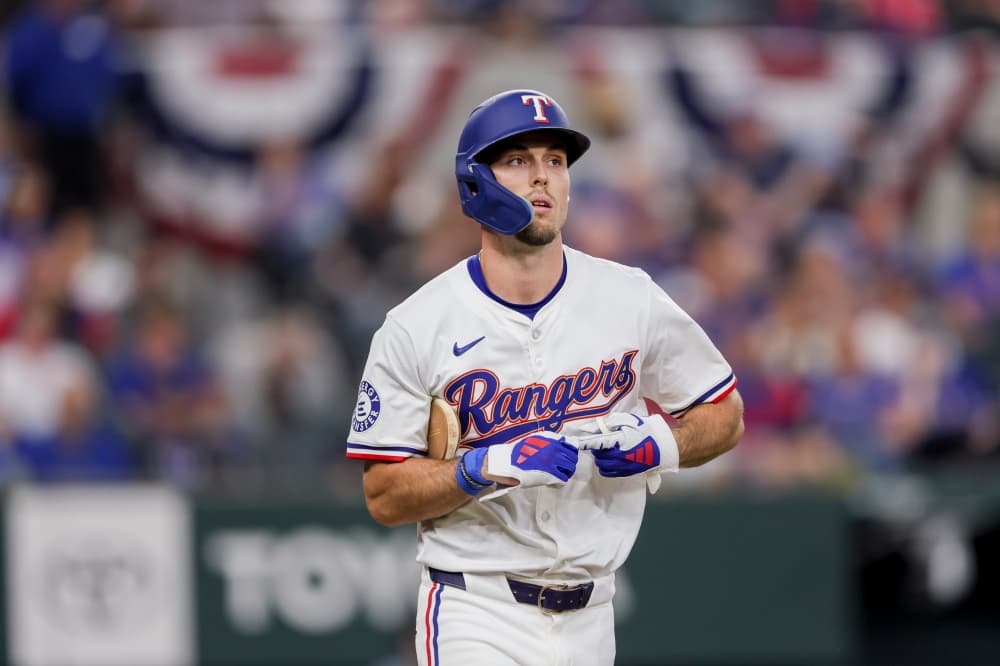 Evan Carter finally has a hit for the Rangers. The young outfielder didn’t stop walking, though